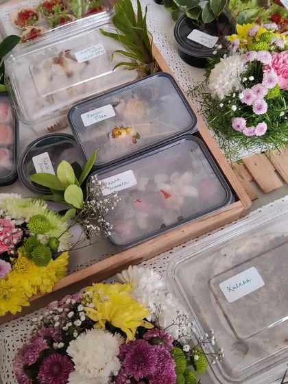 A beautiful lunch platter hamper, complete with fresh flower arrangements, showcasing how we pack and present our meals for gifting.
