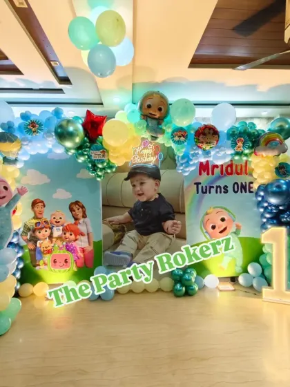 Cocomelon is a favorite for first birthdays, and I specialize in bringing it to life right in your home. This decoration features a complete balloon arch, a personalized backdrop with the birthday boy's photo, character cutouts, and a light-up number one.