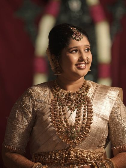 This close up, taken under event lighting, shows how the makeup remains flawless and non-greasy.