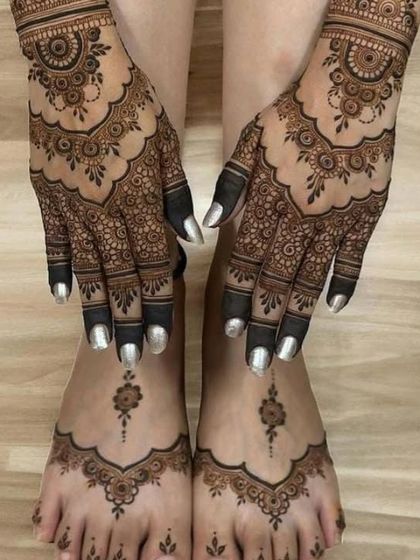 A matching set of hand and foot mehndi, featuring a delicate and elegant design that is perfect for bridesmaids or for festive occasions like Eid or Diwali.