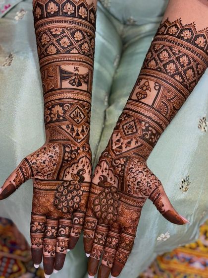Intricate Bridal Mehendi photo 49