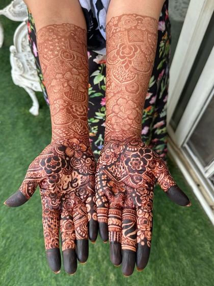 A perfect example of a beautiful, dark henna stain. The contrast between the light and dark areas of the design is just stunning.