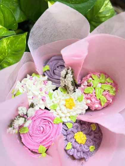 Why give flowers when you can give an edible cupcake bouquet? This arrangement features six floral cupcakes in the flavours of your choice, making it a beautiful and delicious gift for Mother's Day or any special occasion.