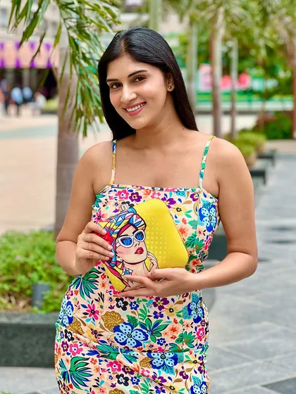 Holding on to that pop of color. This quirky printed clutch adds so much personality to a fun, casual outfit.
