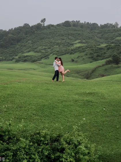 Sometimes, all you need is an open field and each other. This shoot near Karjat was all about simplicity, capturing the quiet, comfortable love between the couple in a beautiful natural setting.