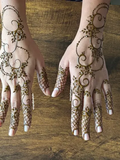 An elegant Arabic vine design. The swirling patterns with delicate leaves create a beautiful flow across the hands.
