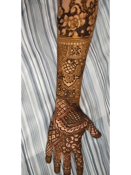 This full-arm design combines floral bands with traditional geometric patterns. The flow of the design draws the eye from the fingertips all the way up the arm.