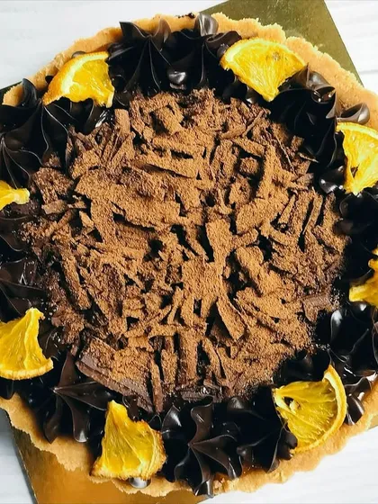 My pretty little baby: the dark chocolate orange tart. This classic combination features rich dark chocolate topped with chocolate shavings and candied orange slices for a zesty kick.
