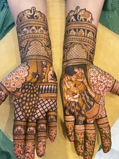 A full bridal-style Karwa Chauth design, featuring a beautiful portrait of a couple on one hand and a peacock on the other. It combines storytelling with traditional motifs.