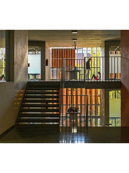 Multi-level circulation spaces within the School of Arts and Sciences are designed to be active social zones. The interplay of stairs, bridges, and open corridors creates visual connections between floors, promoting a sense of community and shared academic purpose.