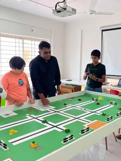 Our instructor guides a team of students through a complex part of the IRO 2024 challenge. This mentorship is key to helping them overcome obstacles and deepen their understanding.