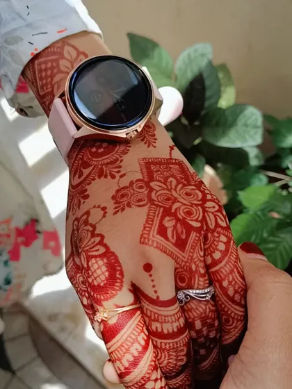 Another angle of this party henna design, showing how the rich color stands out. My smooth paste allows for these fine details to stain perfectly.