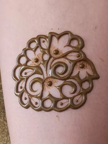 A beautiful example of a 3D-style floral bunch. You will learn how to use shading and layering to give your mehendi designs depth.