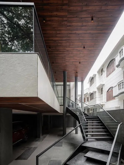 We believe in architecture that makes a statement. Here, a bold cantilevered structure and a sculptural floating staircase create a powerful entry experience. The design emphasizes clean structural forms, using materials like wood, stone, and glass to create a modern home that feels both bold and timeless.