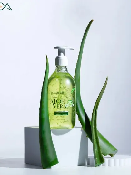A clean and minimalist product shot for an aloe vera gel. This abstract style focuses on the product's natural essence, using strong composition and lighting to create a fresh, modern aesthetic for beauty and wellness brands.