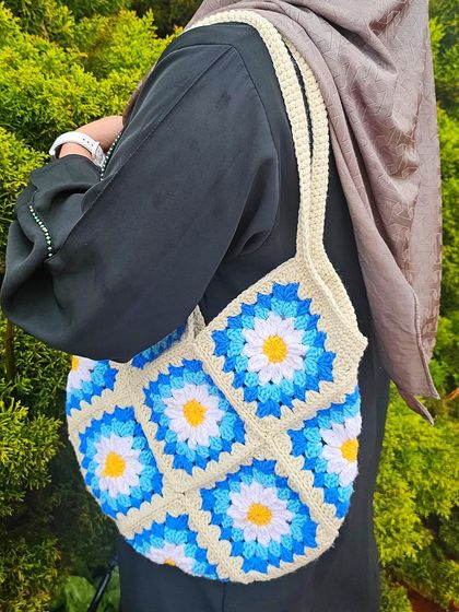 Here's a full look at the custom Daisy Tote bag, made from individual daisy granny squares. I love how the blue, yellow, and cream colors came together to create such a cheerful and eye-catching design.