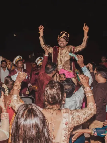 The energy of a baraat is unmatched! Capturing the groom's triumphant entry on the shoulders of his friends is all about bottling up that "TENU LEKE MAIN JAVANGA" feeling.