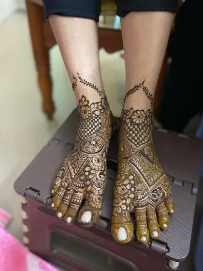 Another view of the contrasting foot designs.