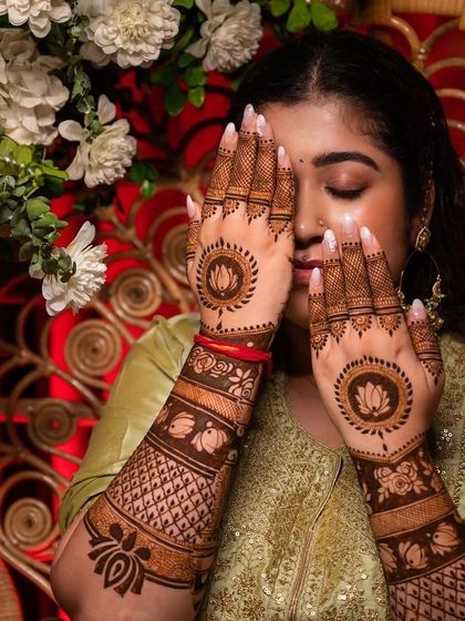 This bride opted for a beautiful minimalist design featuring a large lotus mandala on the palm. The open space on the fingers and arms makes the central motif the star of the show.