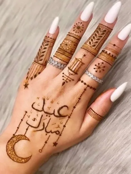 Celebrate Eid with this chic and modern Arabic mehandi. This design features the crescent moon and "Eid Mubarak" in beautiful calligraphy, perfect for a stylish festive look.