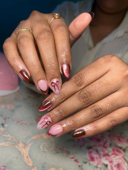 Cute and glamorous at the same time. This set features a shimmery red cat eye polish with hand-painted bow details on the accent nails.