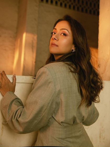 An over-the-shoulder glance that feels both confident and approachable.