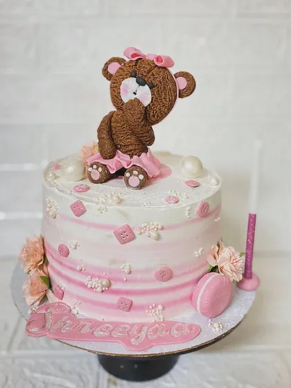 Another view of the adorable teddy bear cake, made with chocolate hazelnut flavour.