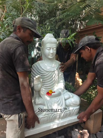 The process of moving a 180 kg marble Buddha statue requires care and precision, as shown by our experienced team.