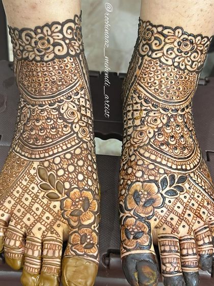 A close-up of a beautiful bridal leg design, a collaboration with a fellow mehendi artist.