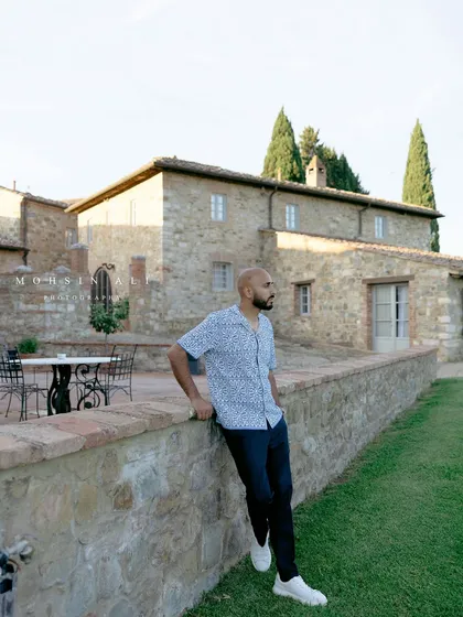 A moment of relaxation at the wedding venue in Tuscany. The calm before the storm of a high-energy reception party.