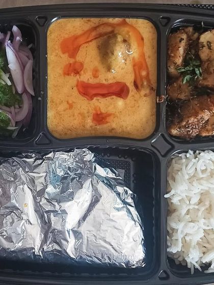 For those who love potatoes, this thali with kadi pakoda and homestyle jeera aloo is a perfect choice. It's simple, flavorful, and incredibly satisfying.