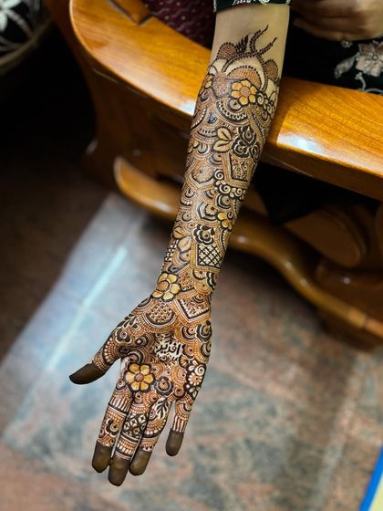 A single-arm view to appreciate the flow of the floral and vine patterns. This is a perfect example of an Indo-Arabic mashup style.