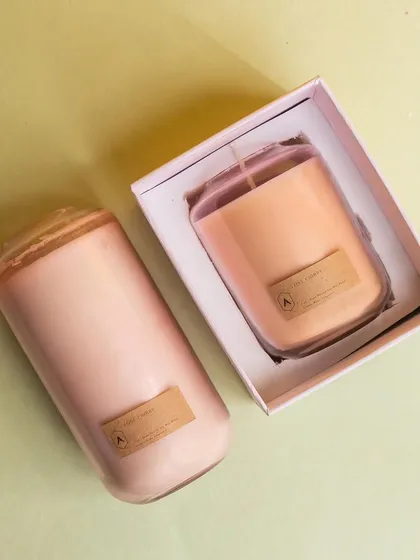 A look at the packaging for our Volumetric Curve candle. The elegant pink candle is shown both inside and outside its gift-ready box, highlighting its potential as a beautiful present.