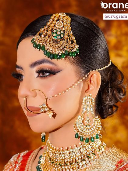 This close up showcases the precision of the Arabic eye makeup, including the perfectly blended eyeshadow and defined brows. I ensure my students master these details to create authentic and striking looks.