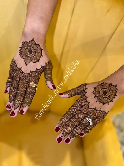 A classic mandala design on the back of the hands. The intricate details and symmetrical pattern create a timeless and elegant look.