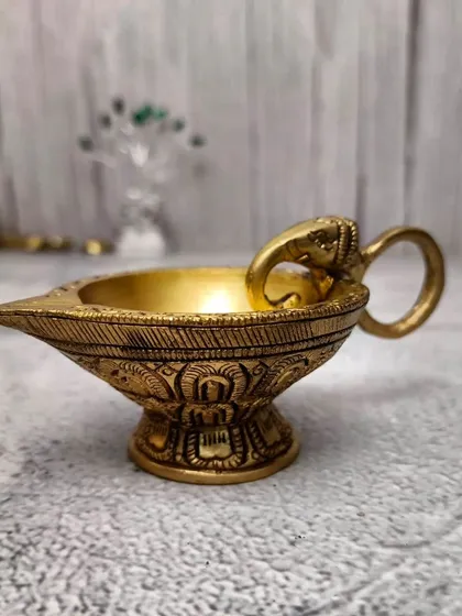 Yeh brass ka diya ek haathi (elephant) ke handle ke saath aata hai. Haathi ko shubh maana jaata hai, aur yeh diya aapke ghar mein saubhagya layega.