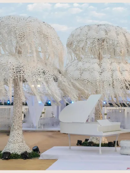 A touch of musical fantasy in this all-white setting. A grand piano sits beside magnificent trees made of white leaves, creating a surreal and magical photo opportunity.