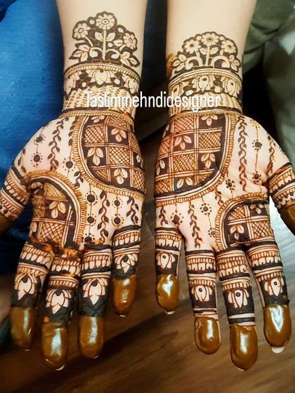 Intricate Traditional Mehndi photo 17