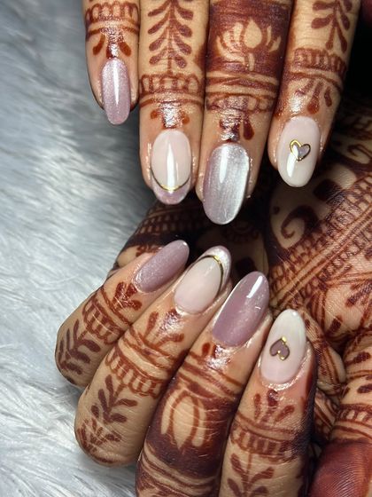 Soft, subtle, and so elegant. This bridal set combines different shades of nude and pink with delicate gold heart and line details.