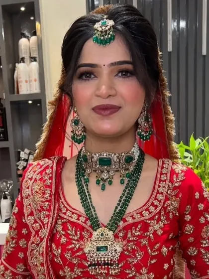 A classic combination for any bride. This rental set features a stunning Kundan choker and a long emerald green beaded necklace, designed to be worn together for a layered, royal look that pairs perfectly with red bridal outfits.