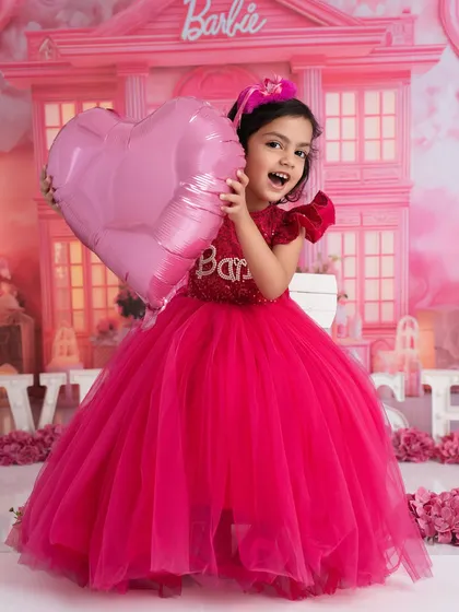 From tiny babies to playful kids, I love it all. This vibrant, Barbie-themed shoot for an older child shows how we can create a fun, stylish, and personality-filled session that makes your little one feel like a star.