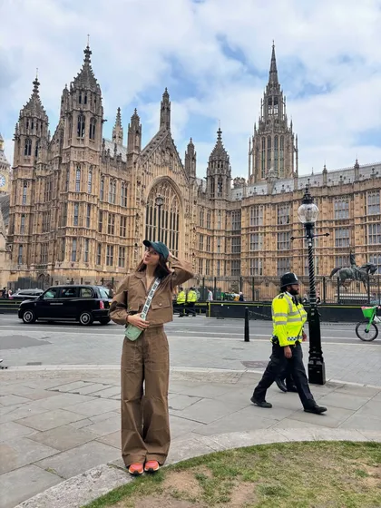 A travel fit from London, featuring a comfortable brown co-ord set. When I travel, I prioritize pieces that are easy to wear but still look put-together.