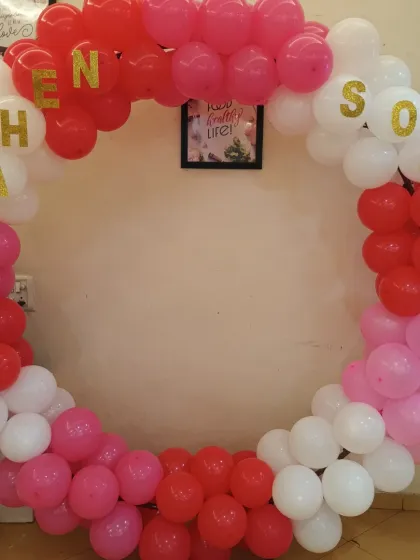 The full circular balloon frame in red, pink, and white.