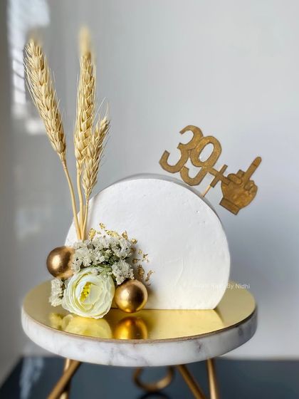 Elegant Floral & Minimalist Cakes photo 13