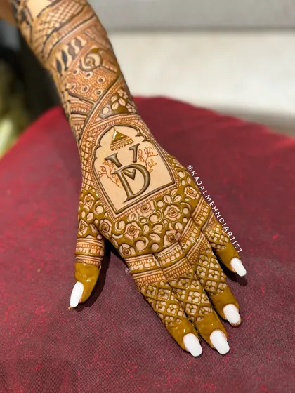 A close-up of the backhand design with the 'VD' wedding logo.