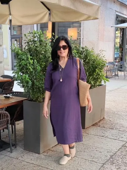 For a day of wine tasting in Verona, I wore this long purple cotton dress. It was comfortable for traveling between vineyards and chic enough for a lovely lunch.