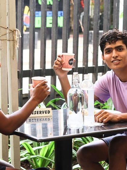 Athletes from our women's football camp take a well-deserved break. These moments of relaxation and camaraderie are an important part of the intensive training experience.