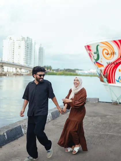 These are the moments I live for. The pure, unscripted laughter between a couple, caught against the vibrant backdrop of the Nefertiti cruise ship in Kochi. It’s their energy that makes the photo breathe.