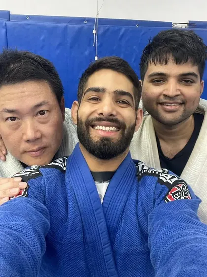 A close-up with two students, showing the positive and friendly atmosphere of our Gi classes.