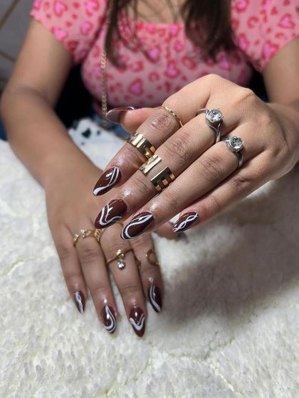 A bold design with deep brown polish and crisp white abstract lines. The high contrast makes this set incredibly eye-catching.